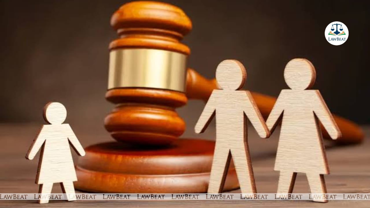 Bombay HC Issues Show Cause Notice To Mother Who Texted Judge in Child Custody Matter; Accepts Apology Later Bombay HC Issues Show Cause Notice To Mother Who Texted Judge in Child Custody Matter; Accepts Apology Later